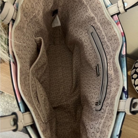 Large GUESS floral purse - Picture 3 of 4